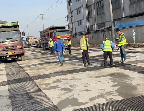 松潘老材料的新故事：玻璃纤维土工格栅如何在‘白改黑’浪潮中重获新生？